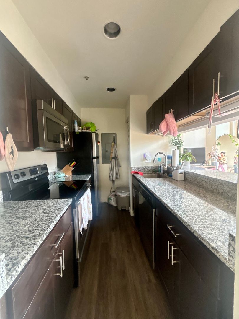 Baltimore Apartment: 121 S Fremont Ave