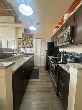 1 Month Rent Free - Luxury 1 BR Loft - Exposed Wood Beam Ceiling - Beautiful Lighting - Open Floorplan - Amenities - Parking - 24hr On-Site Staff! – photo 1