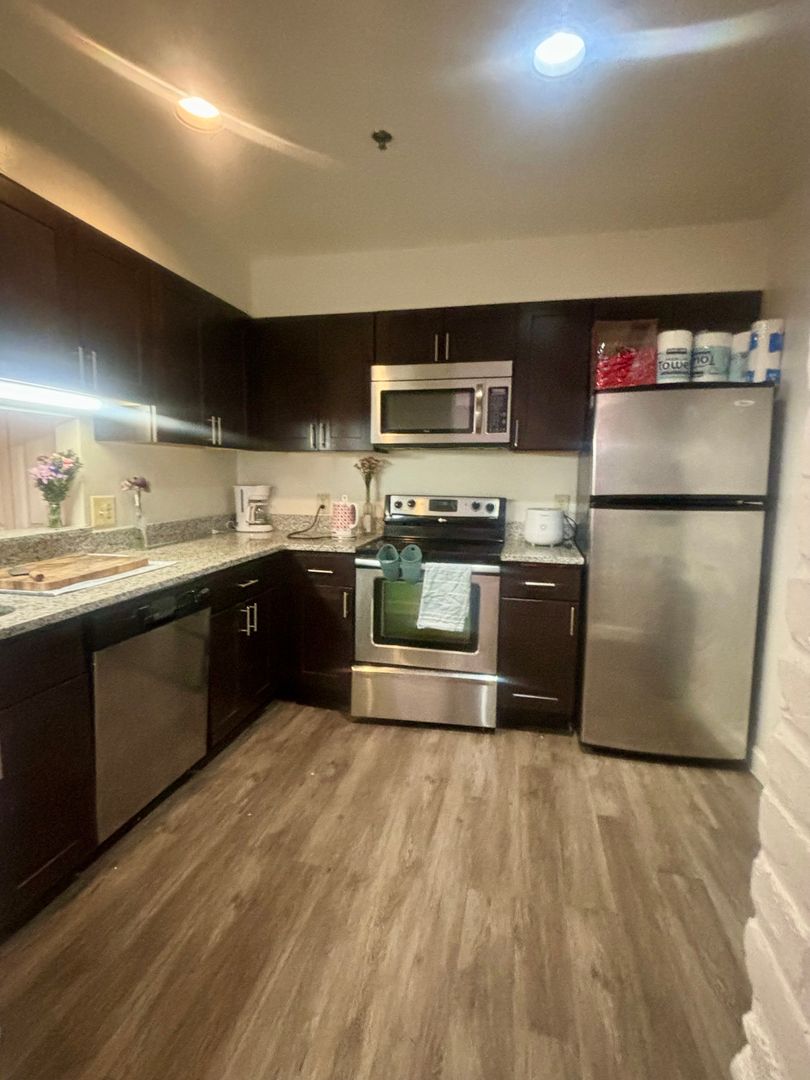 Baltimore Apartment: 121 S Fremont Ave