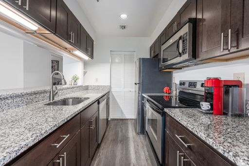 Luxury 2 BR/2 BTH - Huge Windows + Tall Ceilings - Famous Historic Property w/Newly Renovated Apartments - Steps from UMMC! 1 Month Rent Free! – photo 1