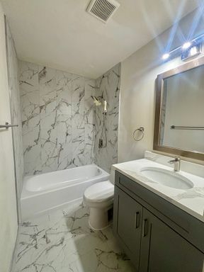 Highly Sought After - Rarely Available - Spacious Studio Apartment - Amazing Natural Light - 1 Month Free! – photo 1