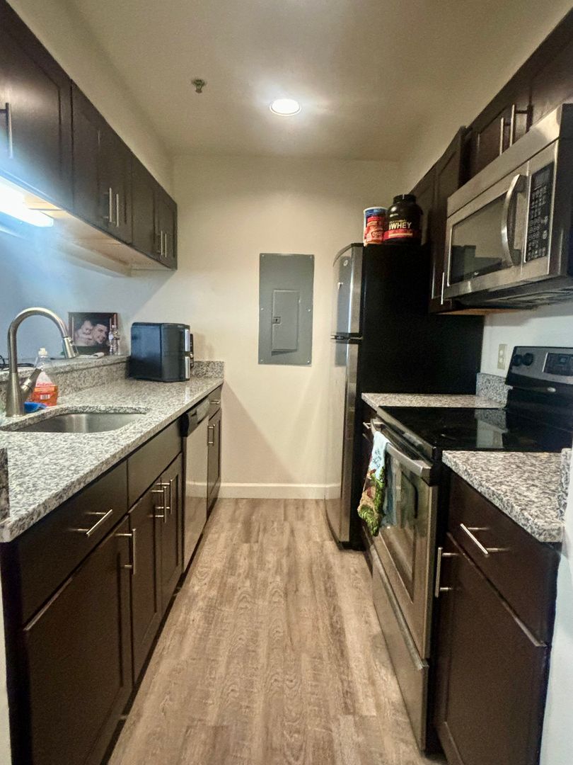 Baltimore Apartment: 121 S Fremont Ave
