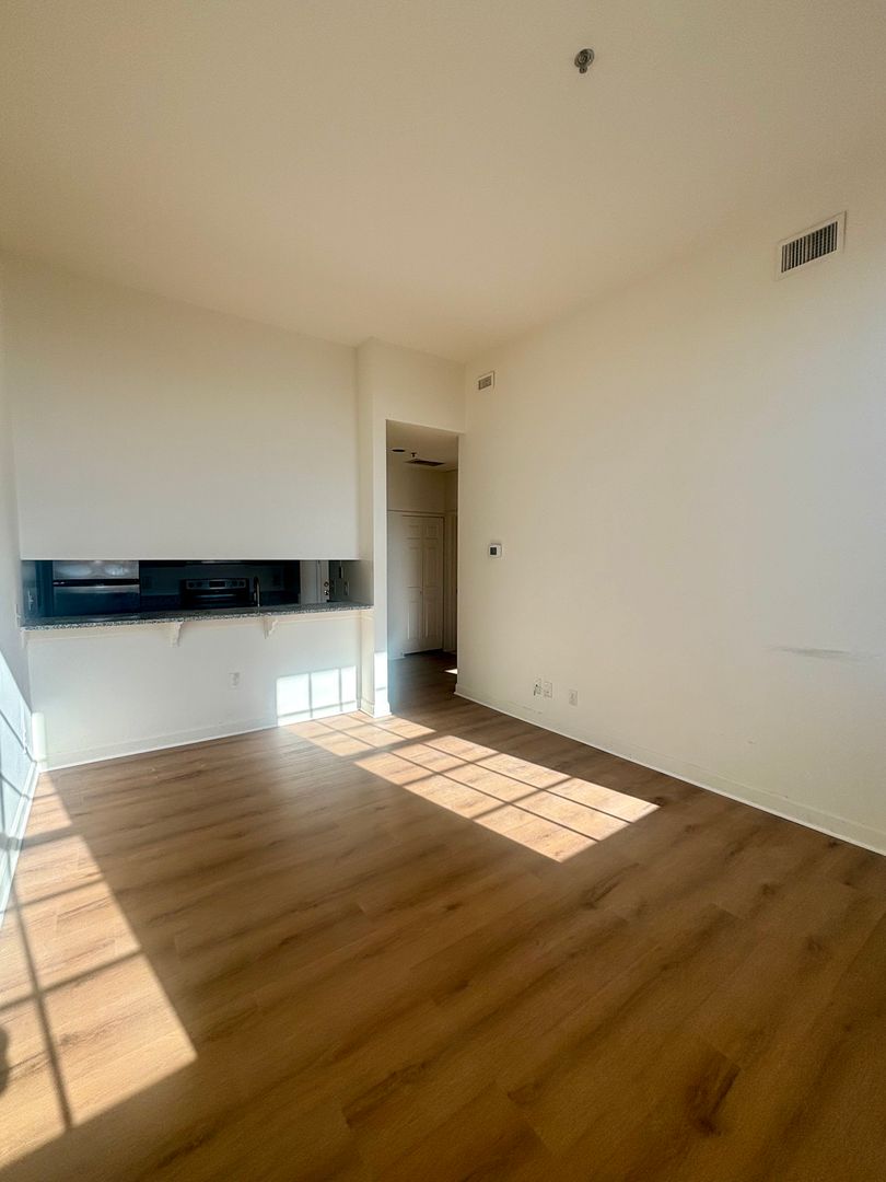 Baltimore Apartment: 121 S Fremont Ave