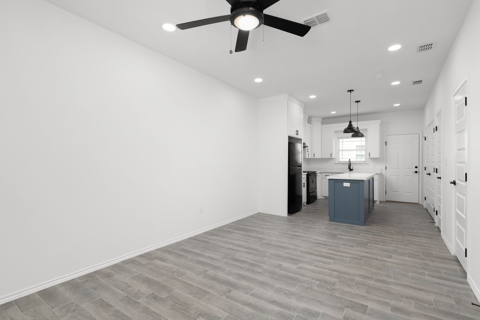 La Feria Apartment: 405 Lions Villa Ave.