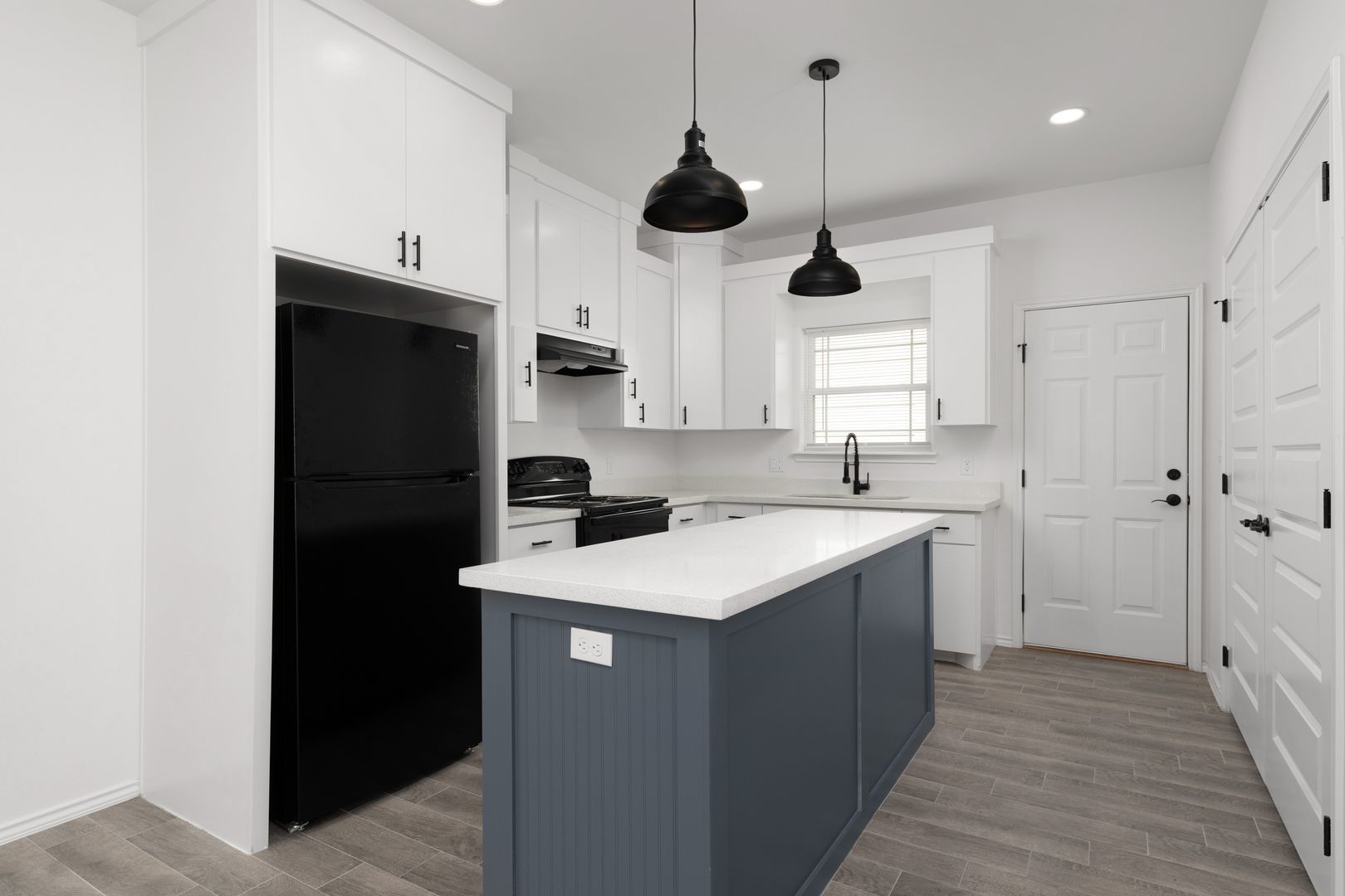 La Feria Apartment: 405 Lions Villa Ave.