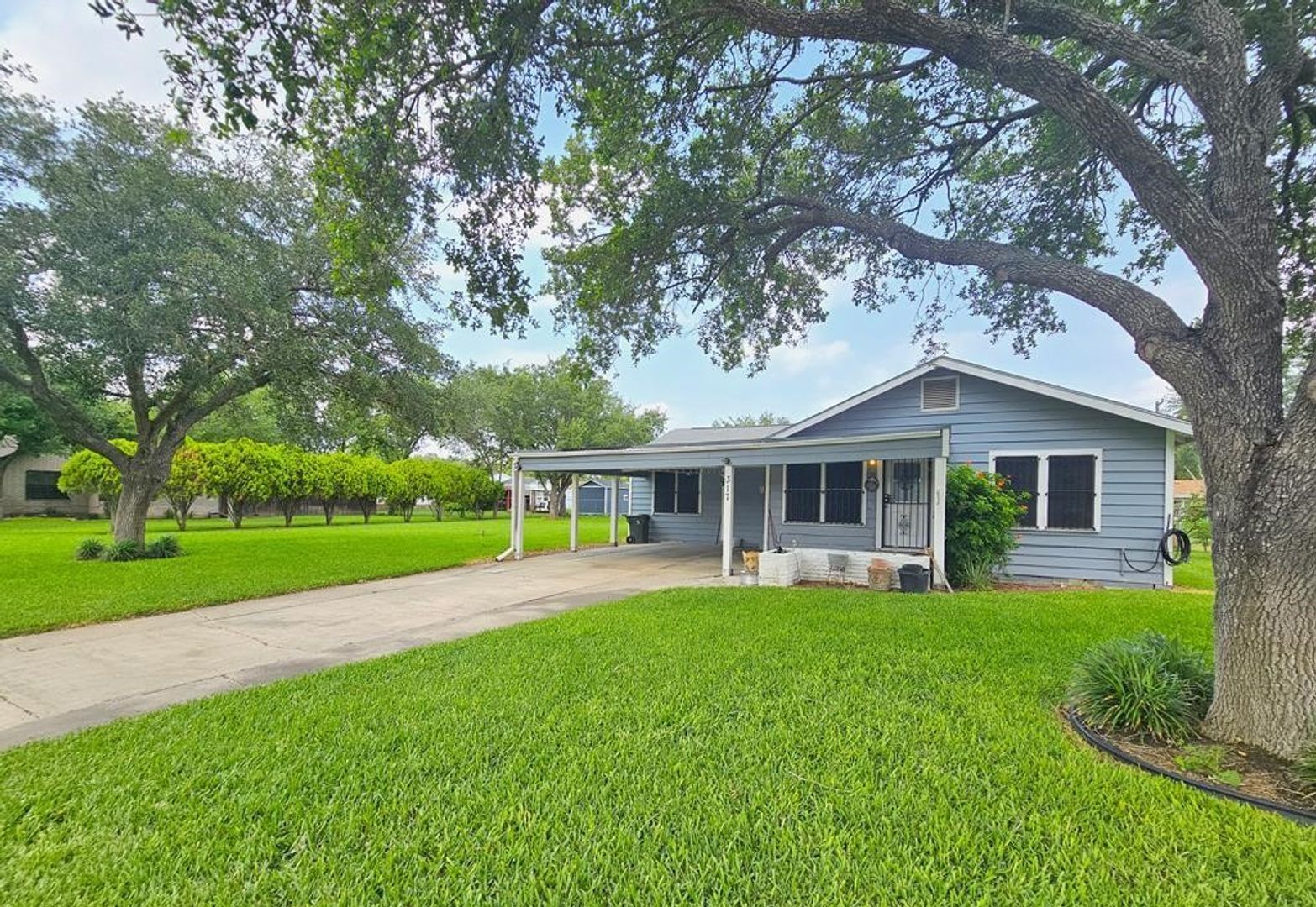 La Feria House: 317 E Ebony Ave