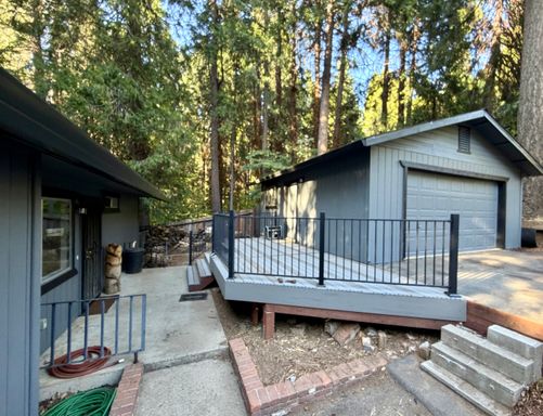 50% Off First Months Rent: Charming 3-Bedroom Mountain Home with Fenced Yard. – photo 1