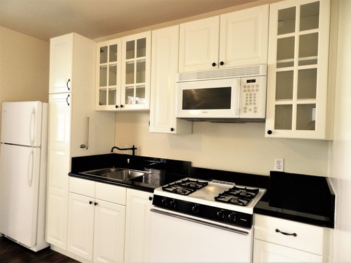 Charming One Bedroom Apartment in Hillcrest! – photo 1