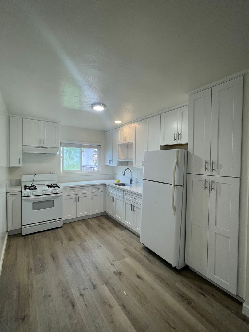 San Diego Apartment: 4323 Mission Bay Dr