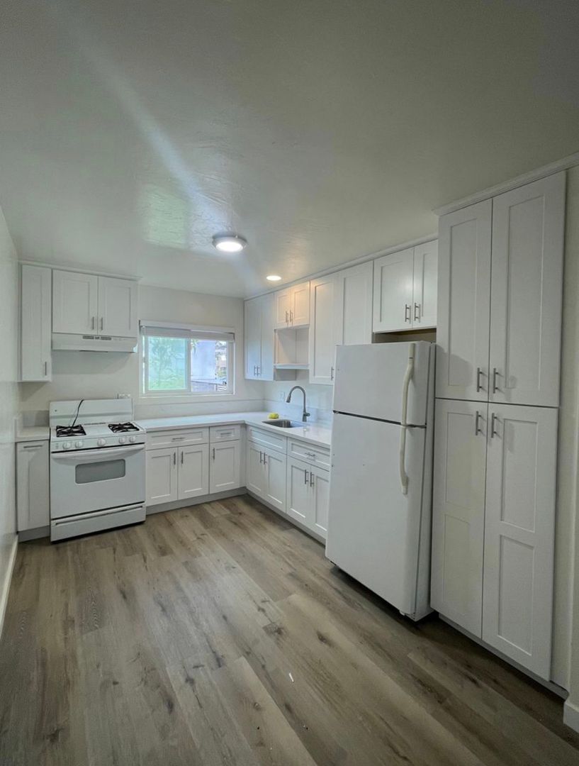 San Diego Apartment: 4323 Mission Bay Dr