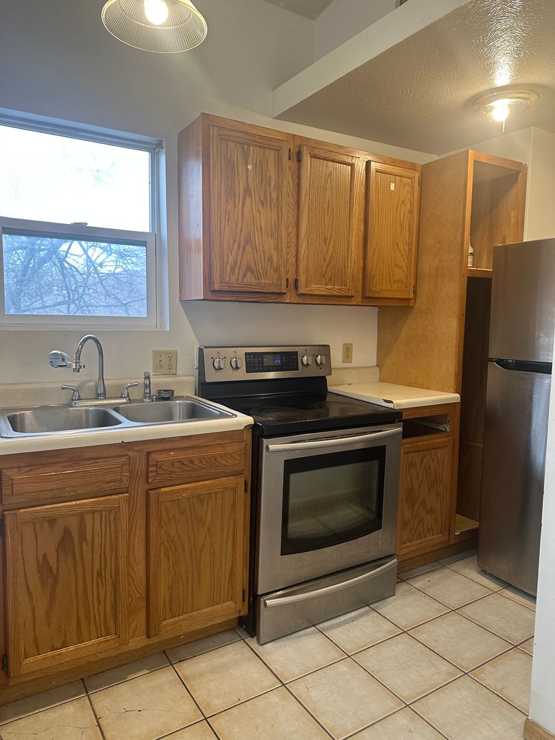 Springfield Apartment: 107 S. Douglas Avenue