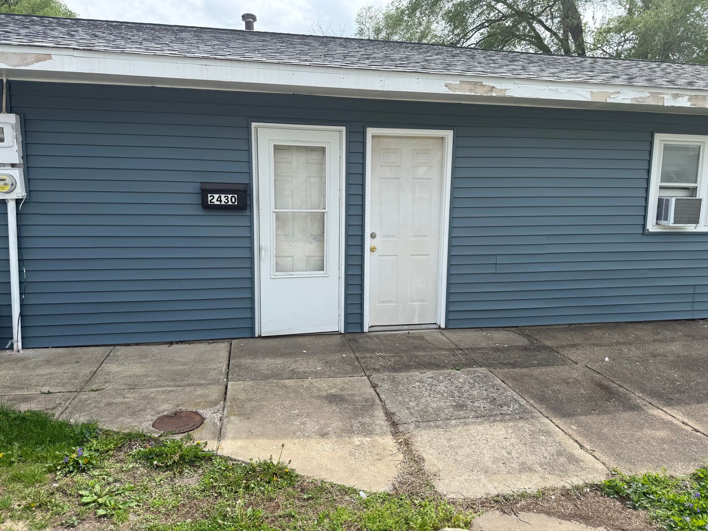 Springfield Apartment: 2420/2430/2432/2436 North Grand Avenue East