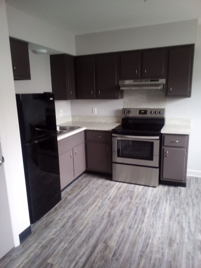 Holt Apartment: 2180 Meadowlawn Dr