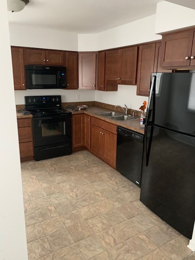 Holt Apartment: 2188 Meadowlawn Dr