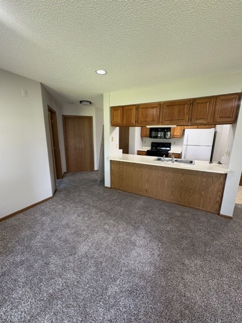 Des Moines Apartment: 4532, 4534 & 4536 Douglas Avenue