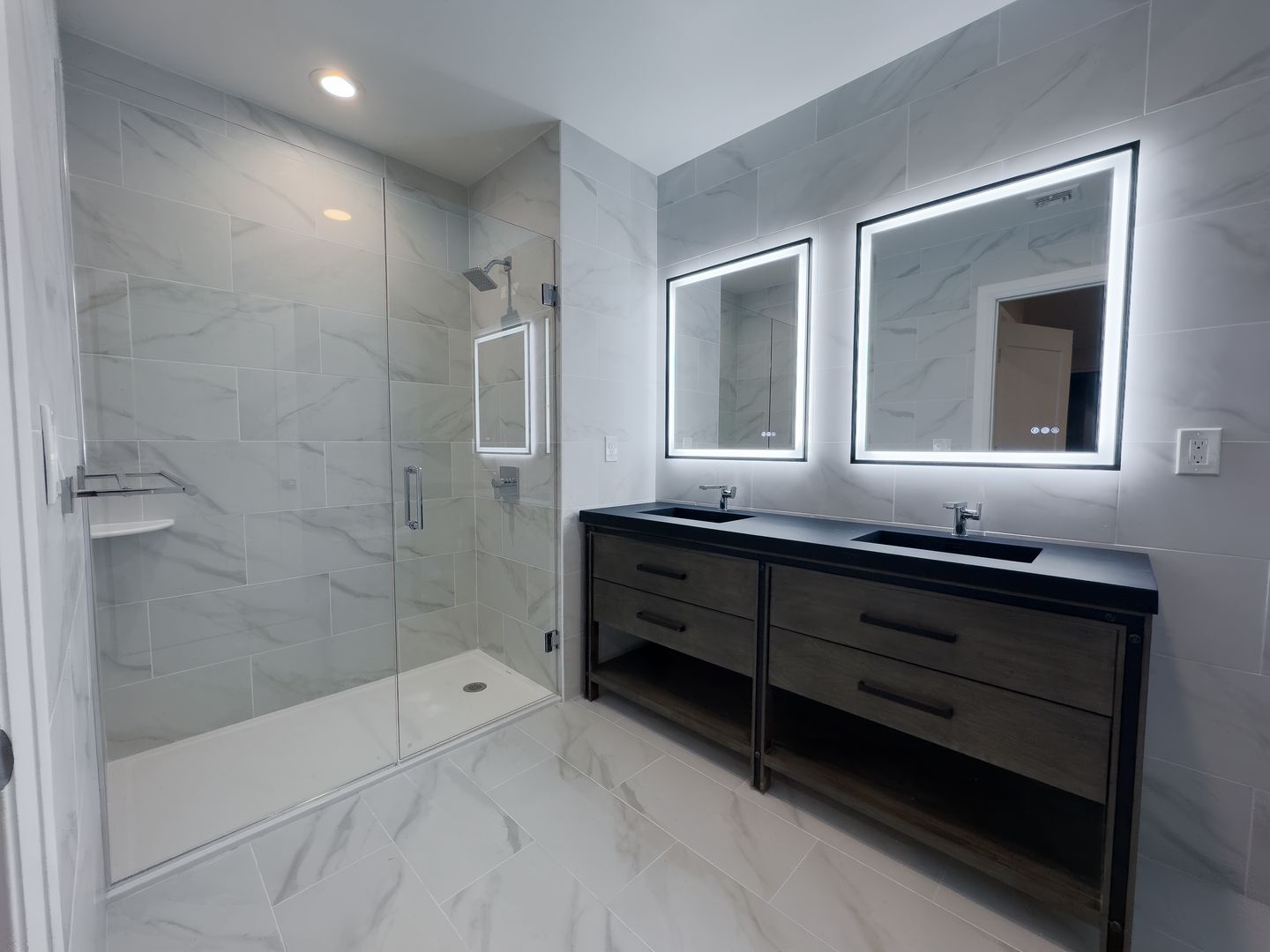 Mineola Apartment: 101 Searing Ave