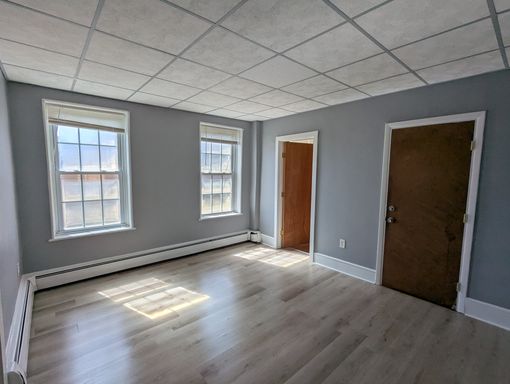 4 Bed/1 Bath w/ Shared Yard In Quiet Cohoes Neighborhood!
