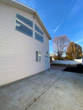 One Bedroom Loft with Private Garage – photo 1