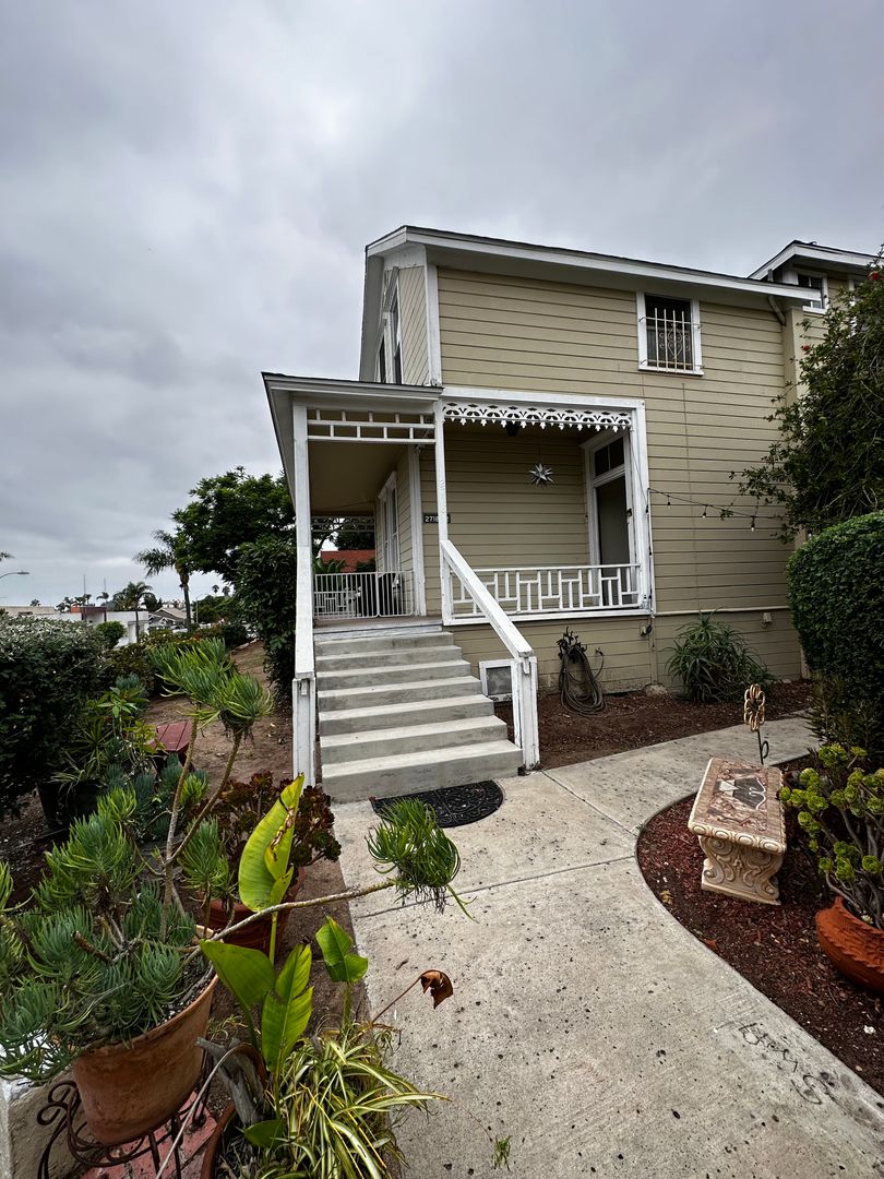 San Diego Apartment: 2714-2718 1/2 B St.