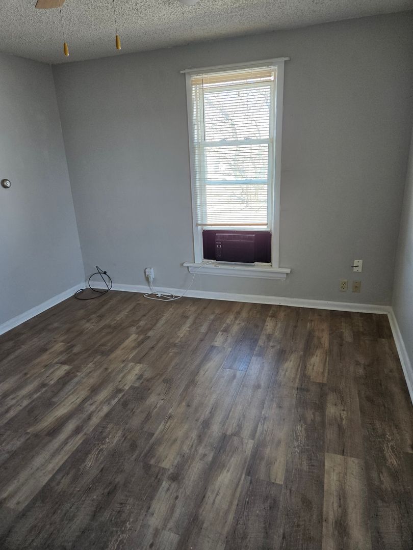 Van Meter Apartment: 504 Elm St