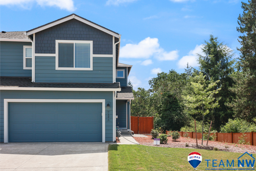 A/C home just like new! 2 story, end unit with Long Lake access! - NO PETS – photo 1
