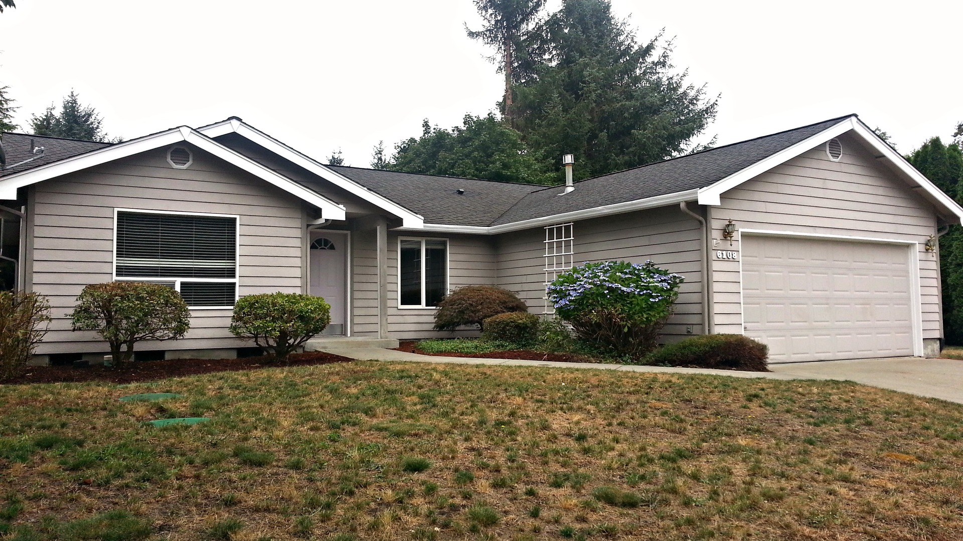 Olympia House: 6108 W Sarazen St SE