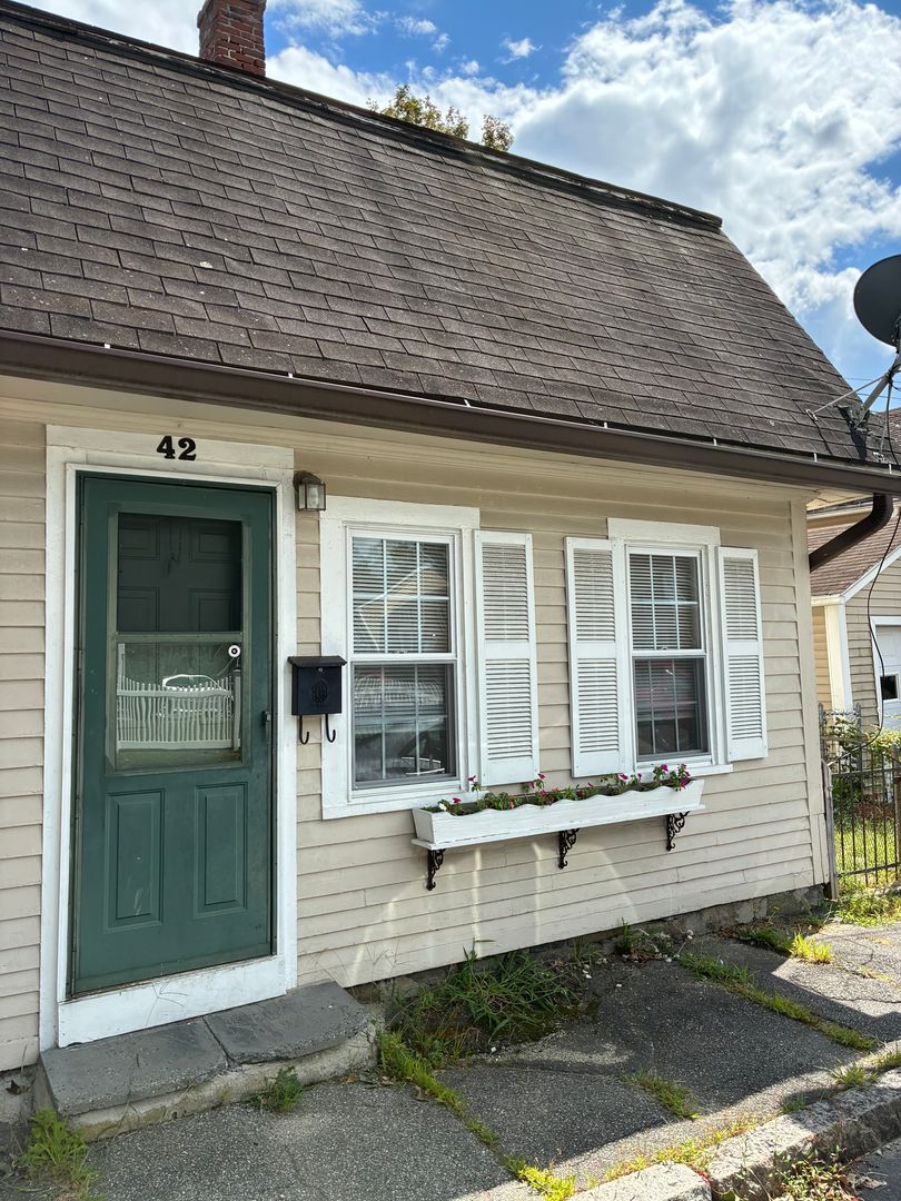 Jewett Apartment: 42 S Main St