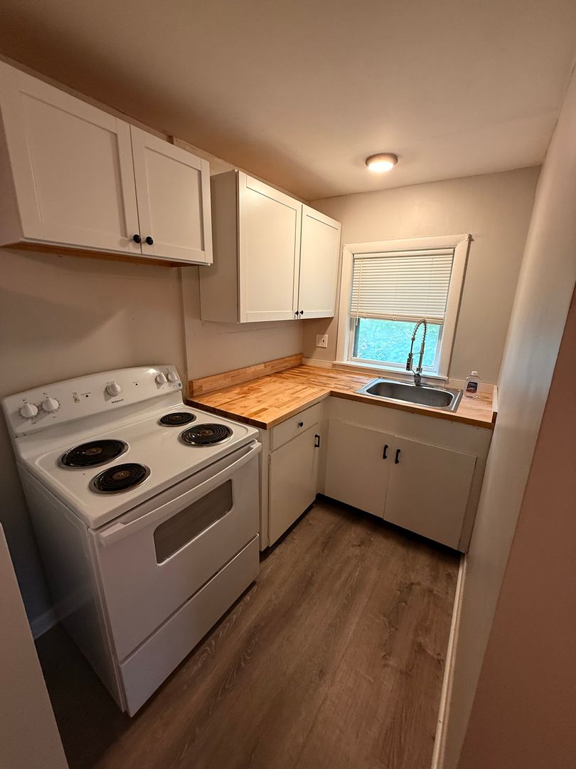 Augusta Apartment: 27 E Crescent St