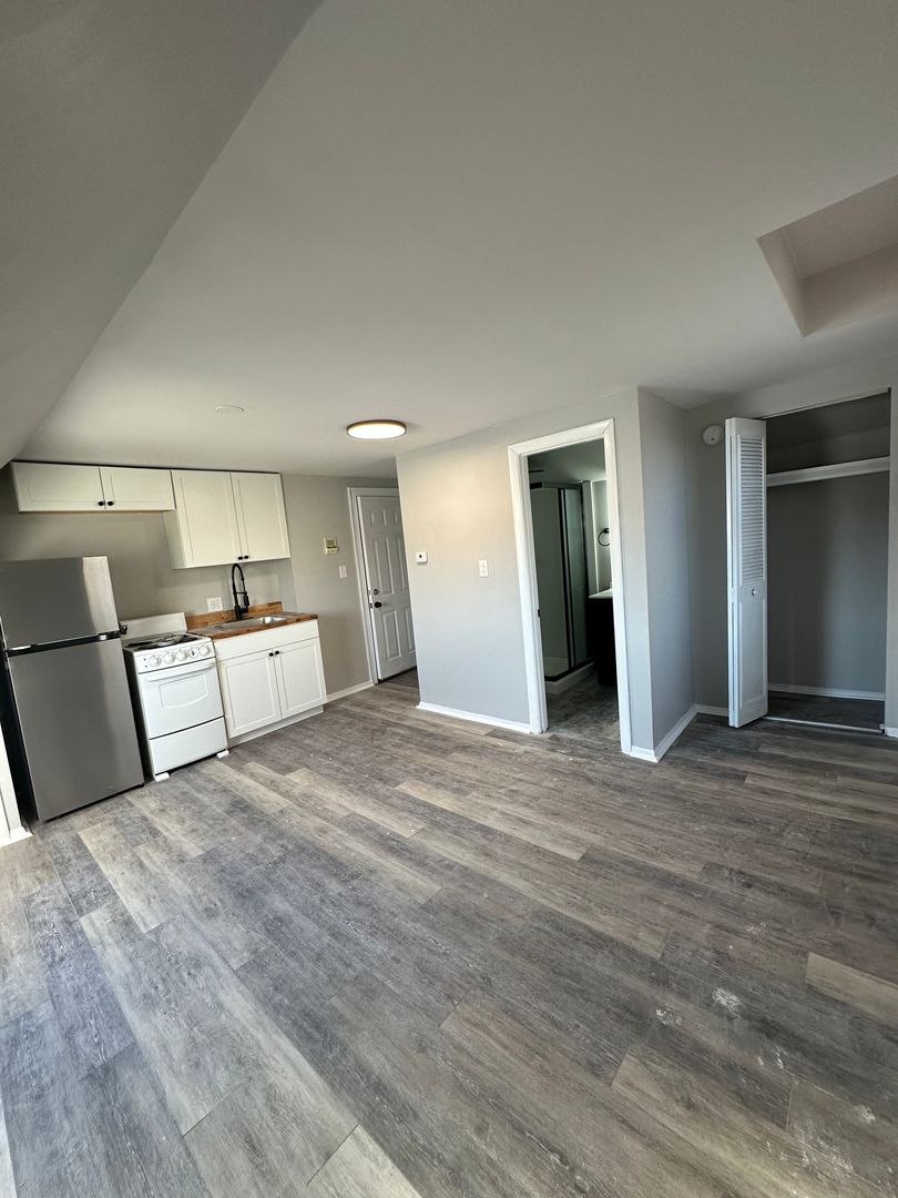 Hallowell Apartment: 61 Water Street