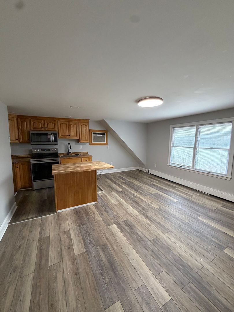 Hallowell Apartment: 71 Water Street