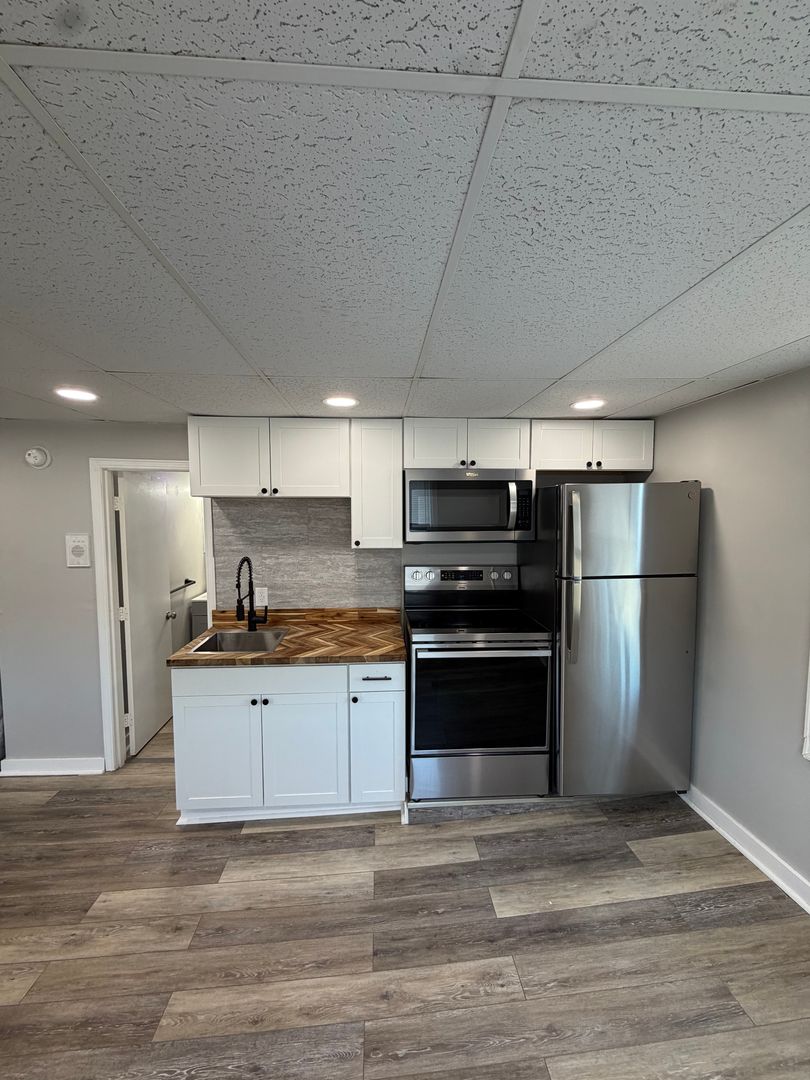 Hallowell Apartment: 71 Water Street