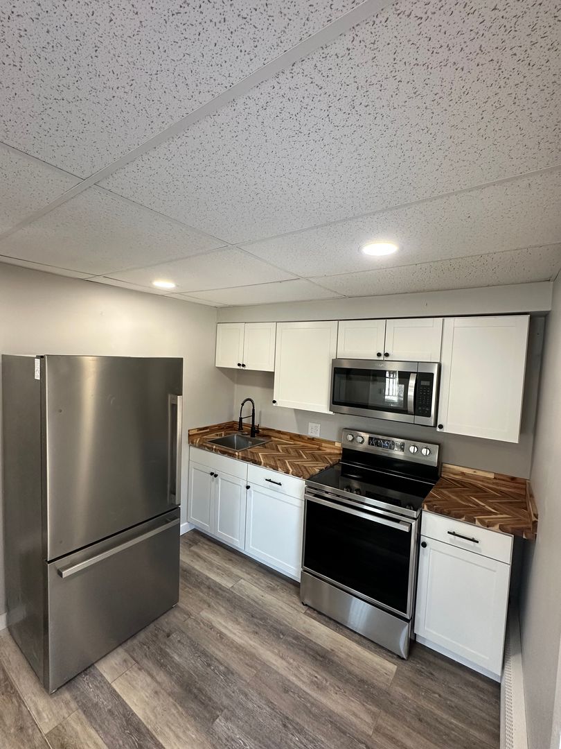 Hallowell Apartment: 61 Water Street