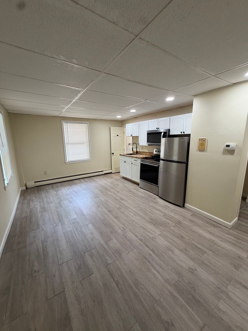 Hallowell Apartment: 71 Water Street