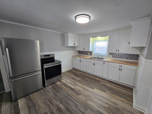 Renovated First-Floor 2-Bedroom Apartment – Heat Included