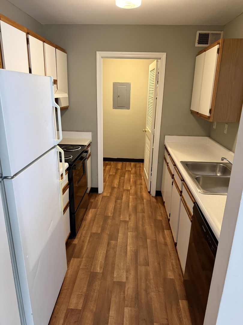 Radcliff Apartment: 1490 W Elm Rd