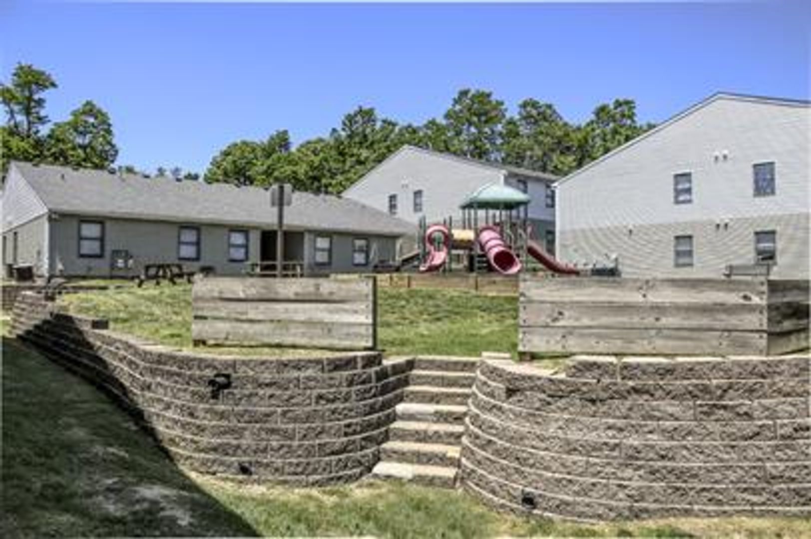 LaGrange Apartment: 150 W Lee St.