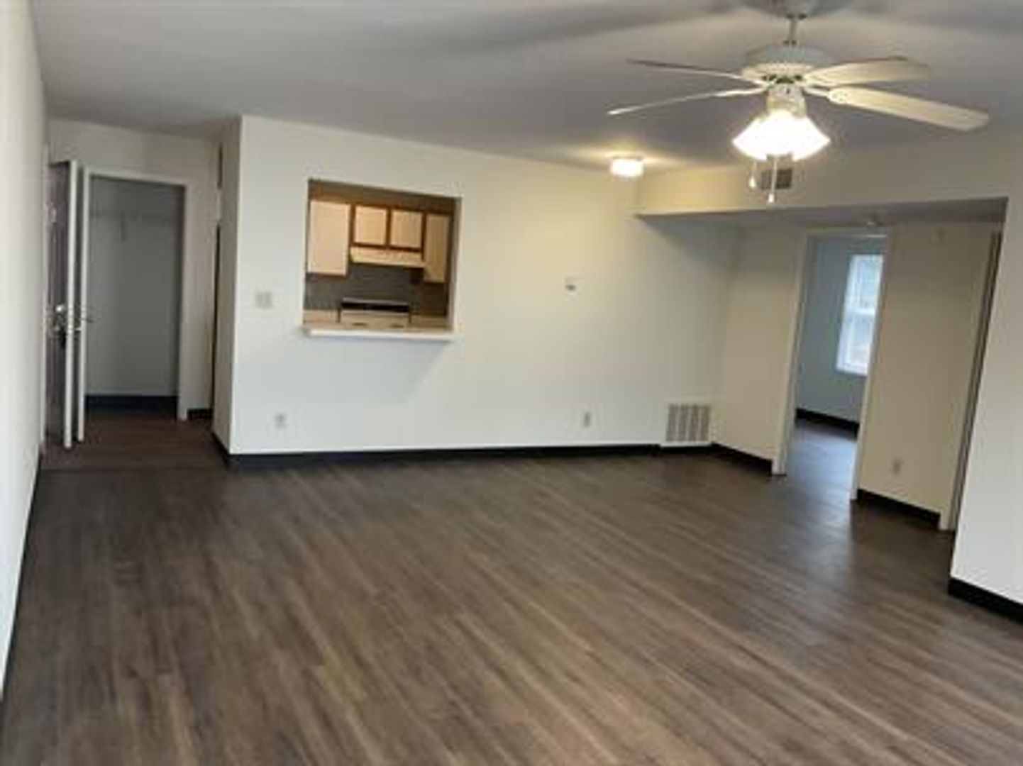 Radcliff Apartment: 1490 W Elm Rd