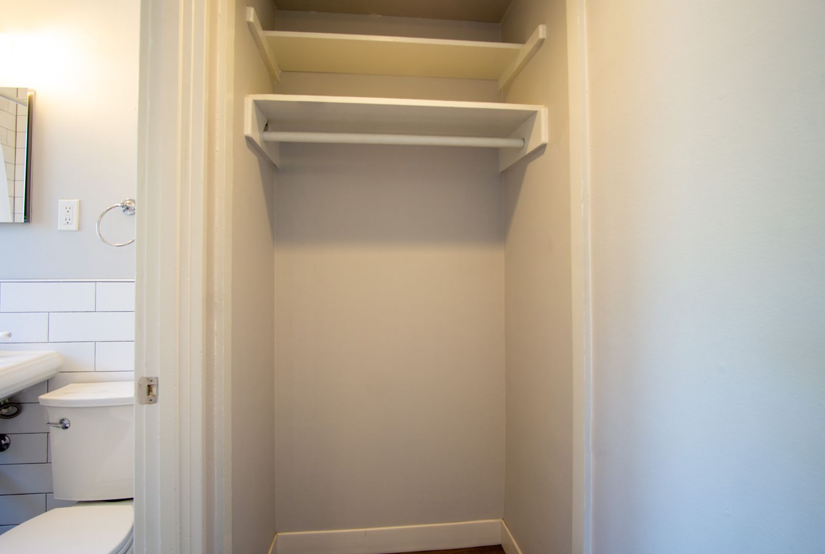 Mid-Century-Nicely Renovated 1 Bdr + Pet friendly! 9 of 12