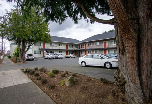 Awesome Special! Top-Floor 2-Bedroom with Bamboo Flooring + Off-Street Parking! – photo 1