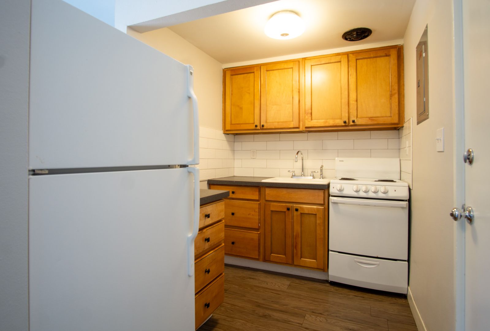 Mid-Century-Nicely Renovated 1 Bdr + Pet friendly! 4 of 12