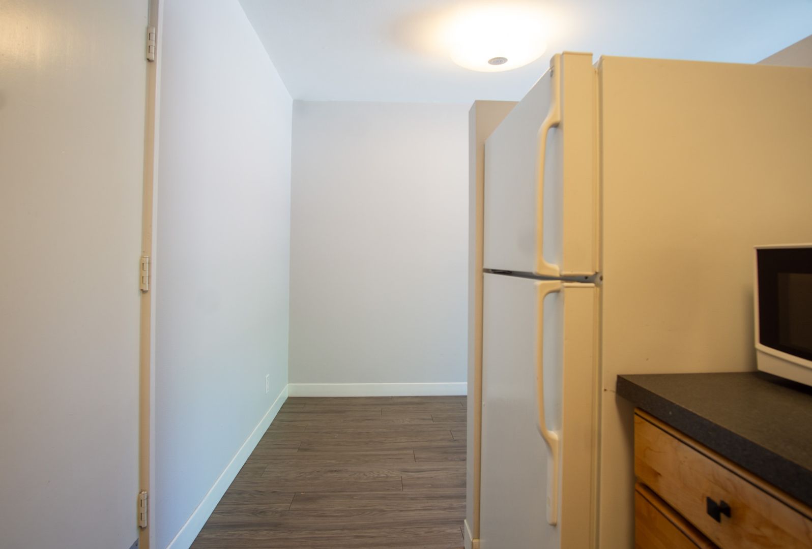 Mid-Century-Nicely Renovated 1 Bdr + Pet friendly! 6 of 12