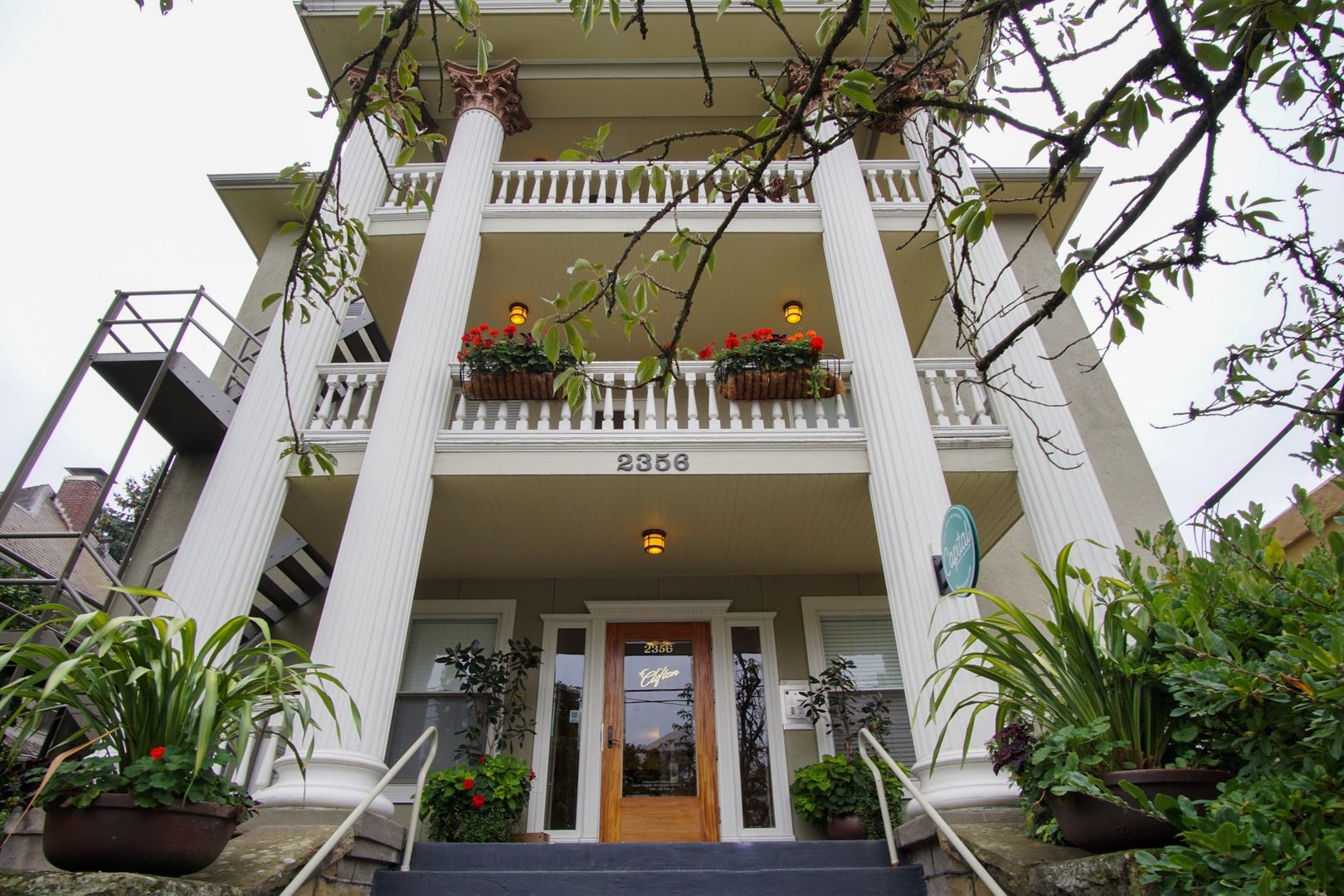 Portland Apartment: 2356 NW Irving St #6