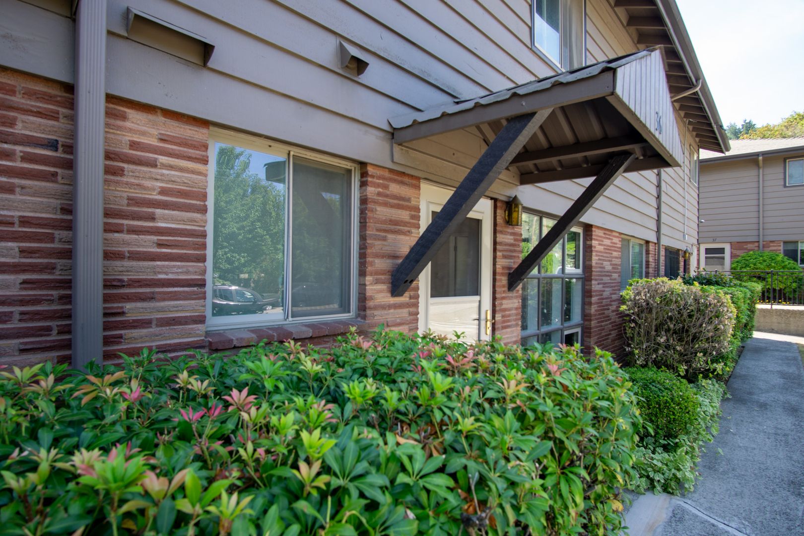 Mid-Century-Nicely Renovated 1 Bdr + Pet friendly! 12 of 12