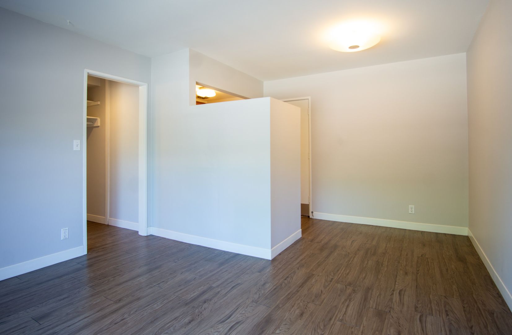 Mid-Century-Nicely Renovated 1 Bdr + Pet friendly! 2 of 12