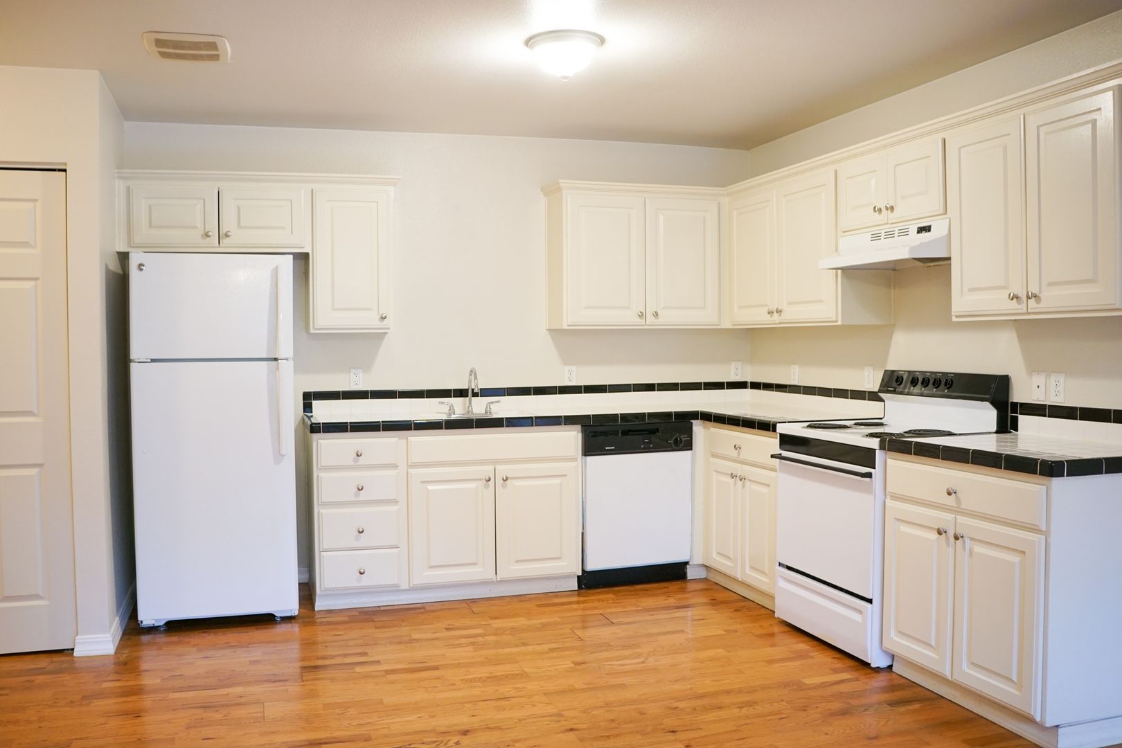 Portland Apartment: 5025 S Corbett Ave #20