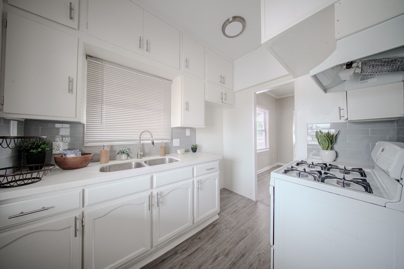 Long Beach Apartment: 828 Chestnut Ave.