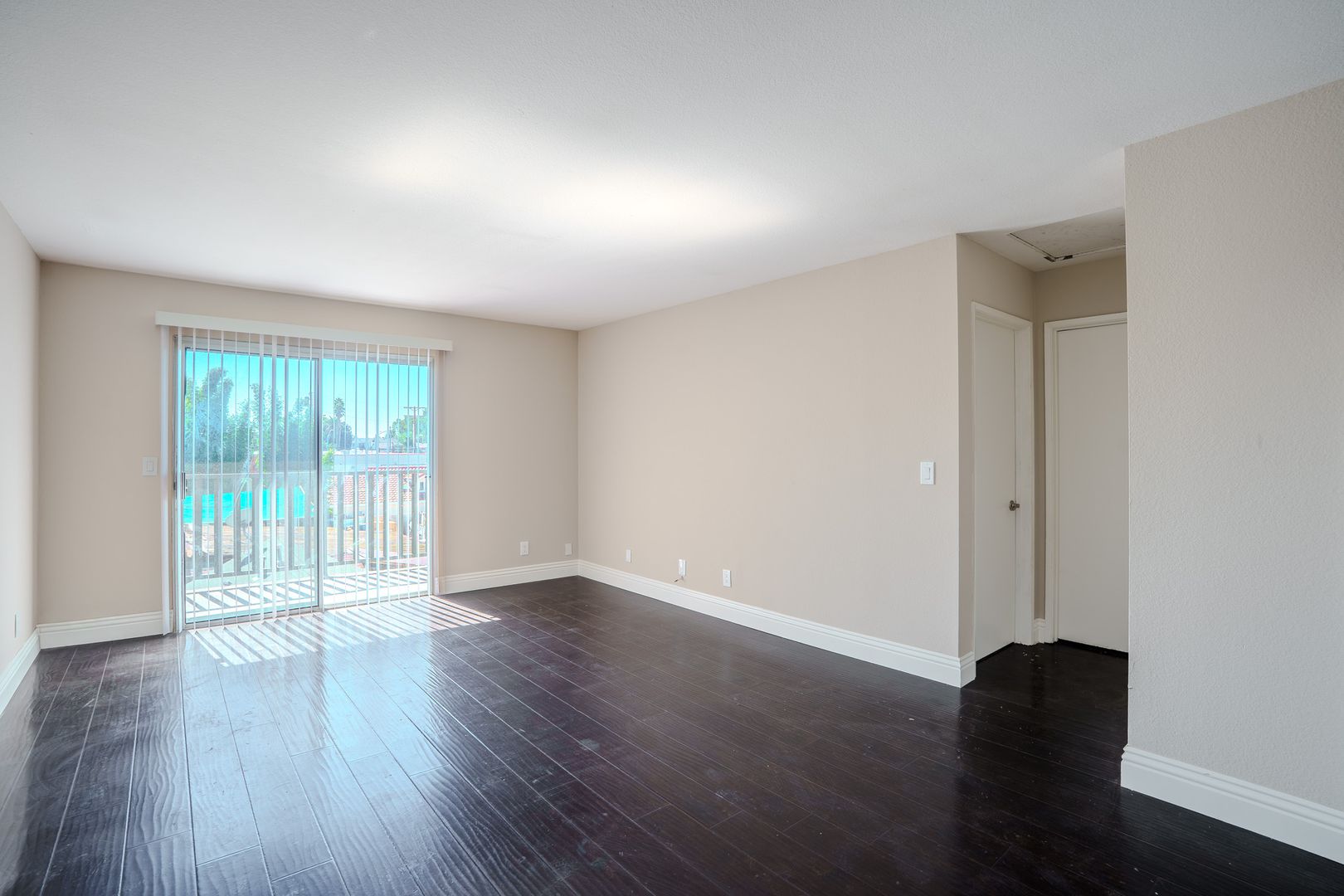 Long Beach Apartment: 1362 Temple Ave.