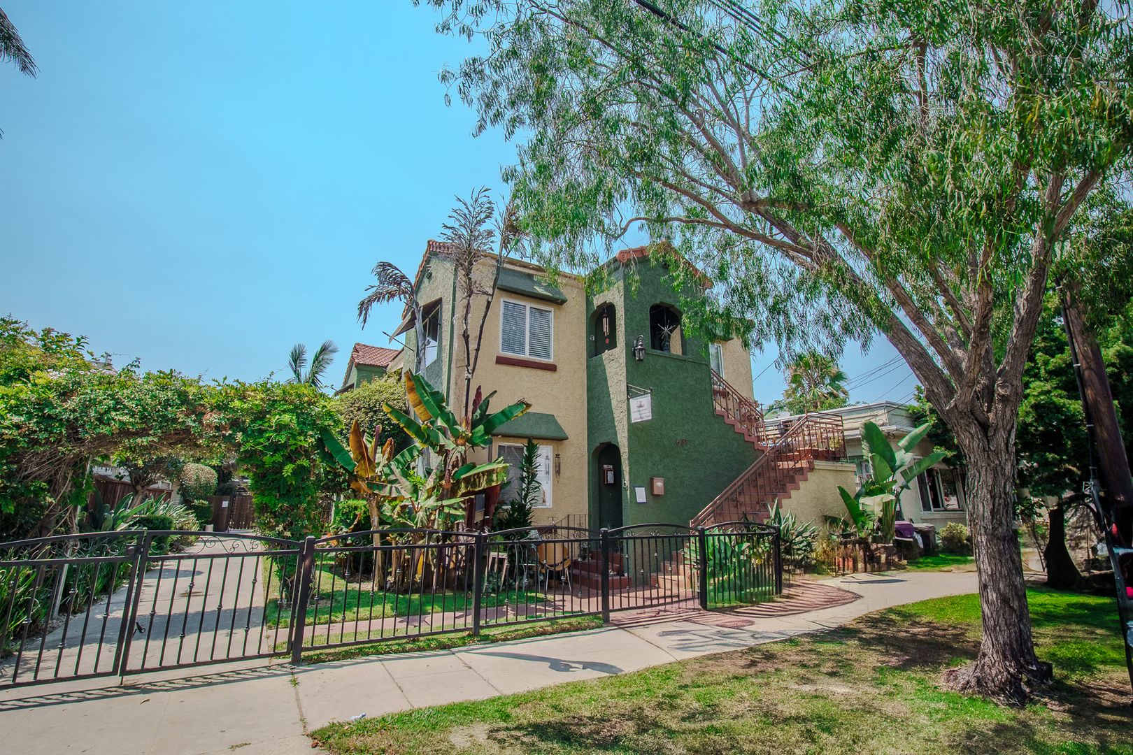 Long Beach Apartment: 631 Almond Ave.