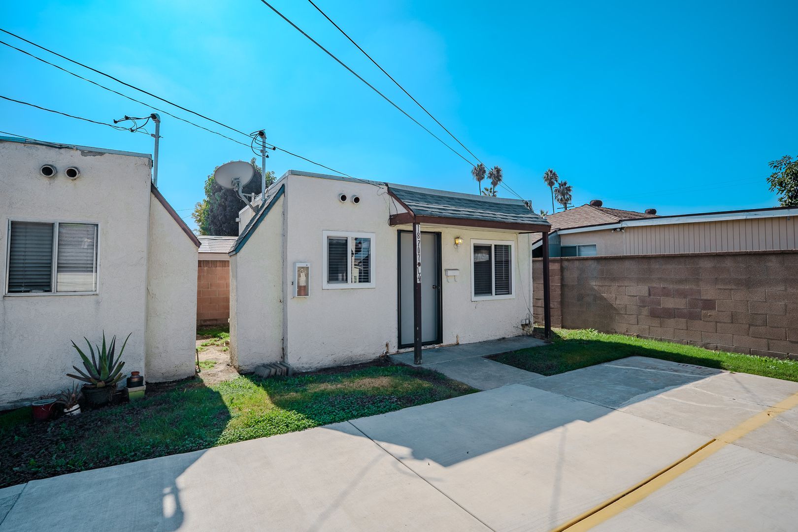 Artesia Apartment: 18703 Grayland Ave
