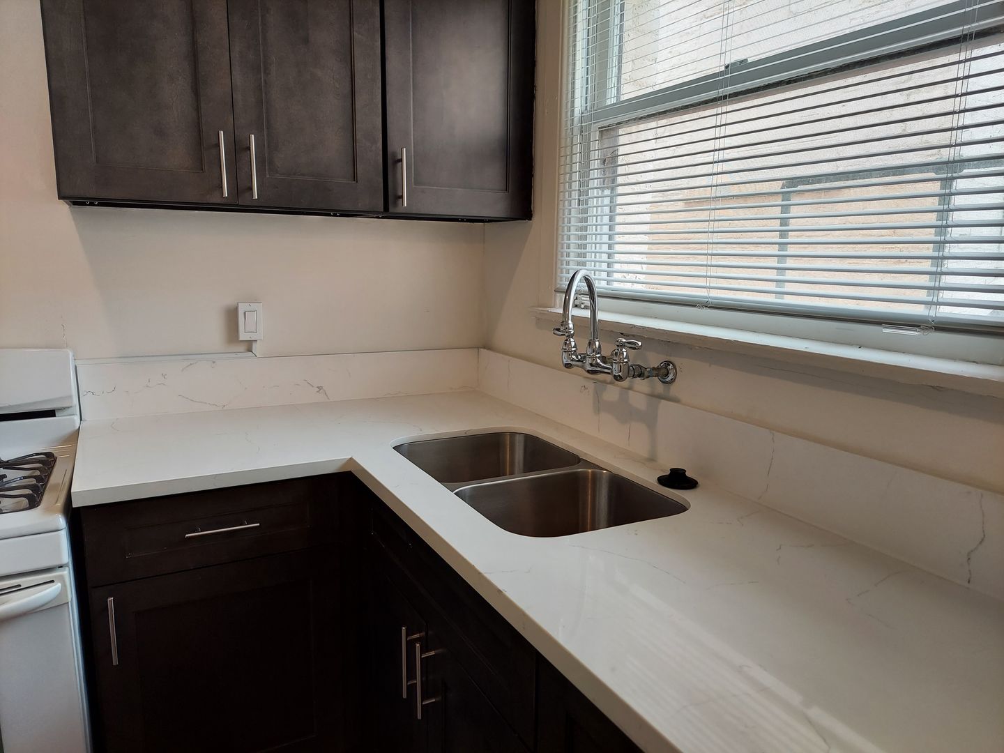 Los Angeles Apartment: 1800 North La Brea Ave